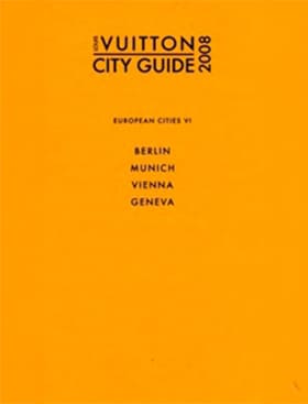 © Seisser & Cie. Muenchen GmbH Gelber Einband des Louis Vuitton City Guide 2008 mit dem Titel und den Namen von vier europäischen Städten: Berlin, München, Wien und Genf, in schwarzer Schrift in der Mitte der Seite.