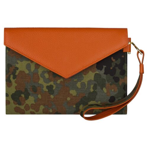 Die Clutch "Tri-Color" hat eine orangefarbene Lederklappe und ein Handgelenkband, gepaart mit einem grünen, braunen und schwarzen Tarnmuster.
