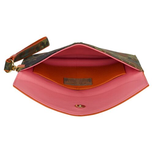Offene Clutch "Tri-Color" mit Camouflage-Muster, rosafarbener Innenausstattung, goldenem Verschluss und Camo-Handschlaufe. Innen hat sie einen Lederaufnäher und zwei offene Fächer.