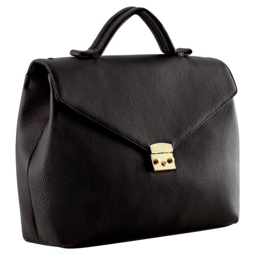 Schwarze Lederhandtasche mit strukturierter Oberfläche, oberem Henkel und goldenem Verschluss auf der vorderen Klappe vor einem weißen Hintergrund.