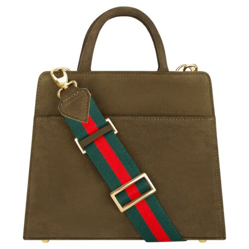 Clutch "Paris/Cortina" aus braunem Hirschleder mit strukturierter Silhouette, goldenen Beschlägen, kurzem Henkel und einem abnehmbaren Riemen mit grün-roten Streifen und goldener Schnalle.