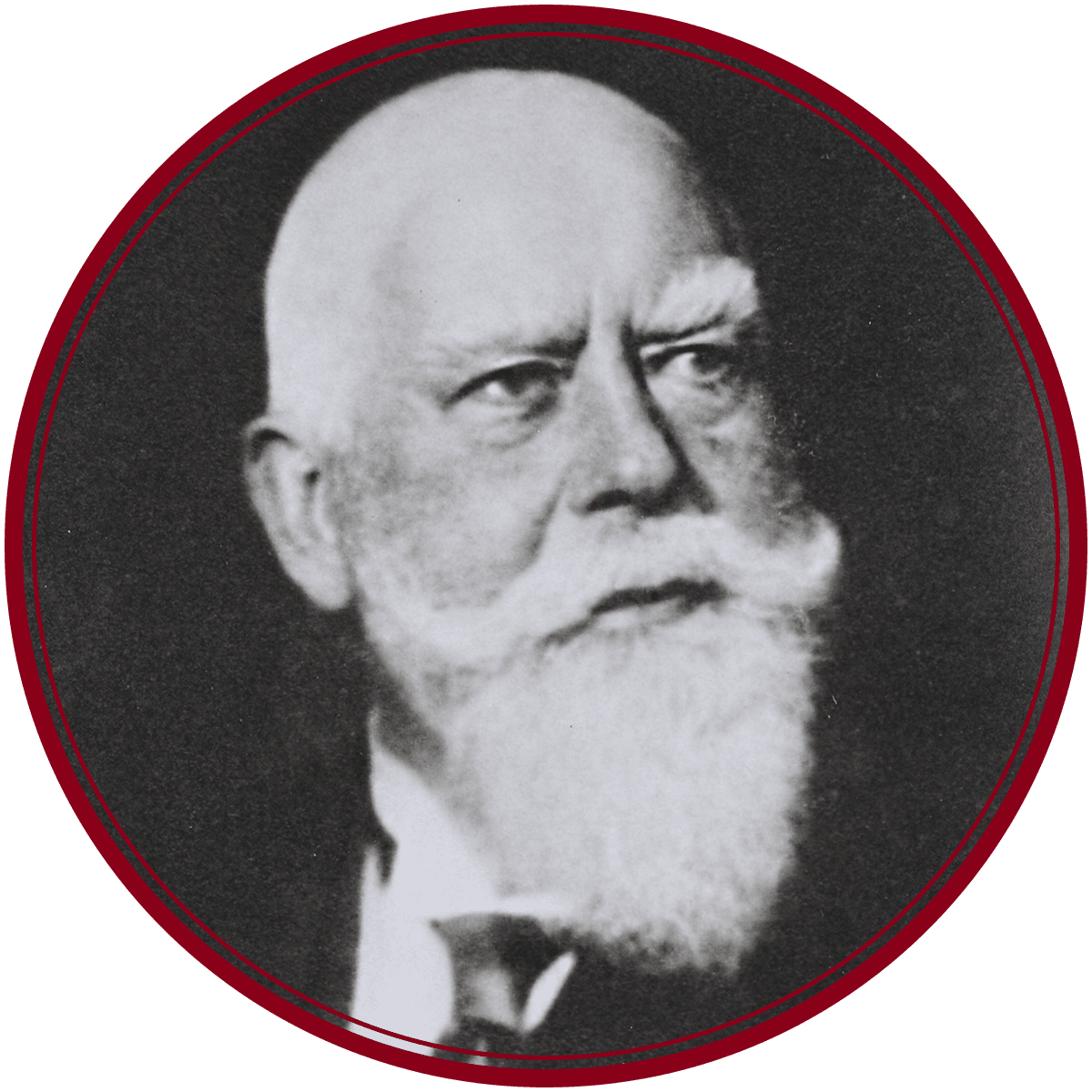 Schwarz-Weiß-Porträt eines älteren Mannes mit Glatze, buschigem weißen Bart und Schnurrbart, der Anzug und Krawatte trägt. Das Bild ist kreisförmig und hat einen roten Rand.