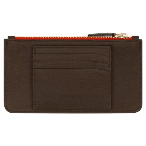 Das Reise-Set "ROMA Mini" (Braun, echter Hirsch) ist ein Kartenetui aus braunem Leder mit drei Kartenfächern auf der Vorderseite und einem Reißverschlussfach auf der Oberseite. Es ist mit einem roten Reißverschlussfutter und einem goldenen Reißverschlusszug ausgestattet.