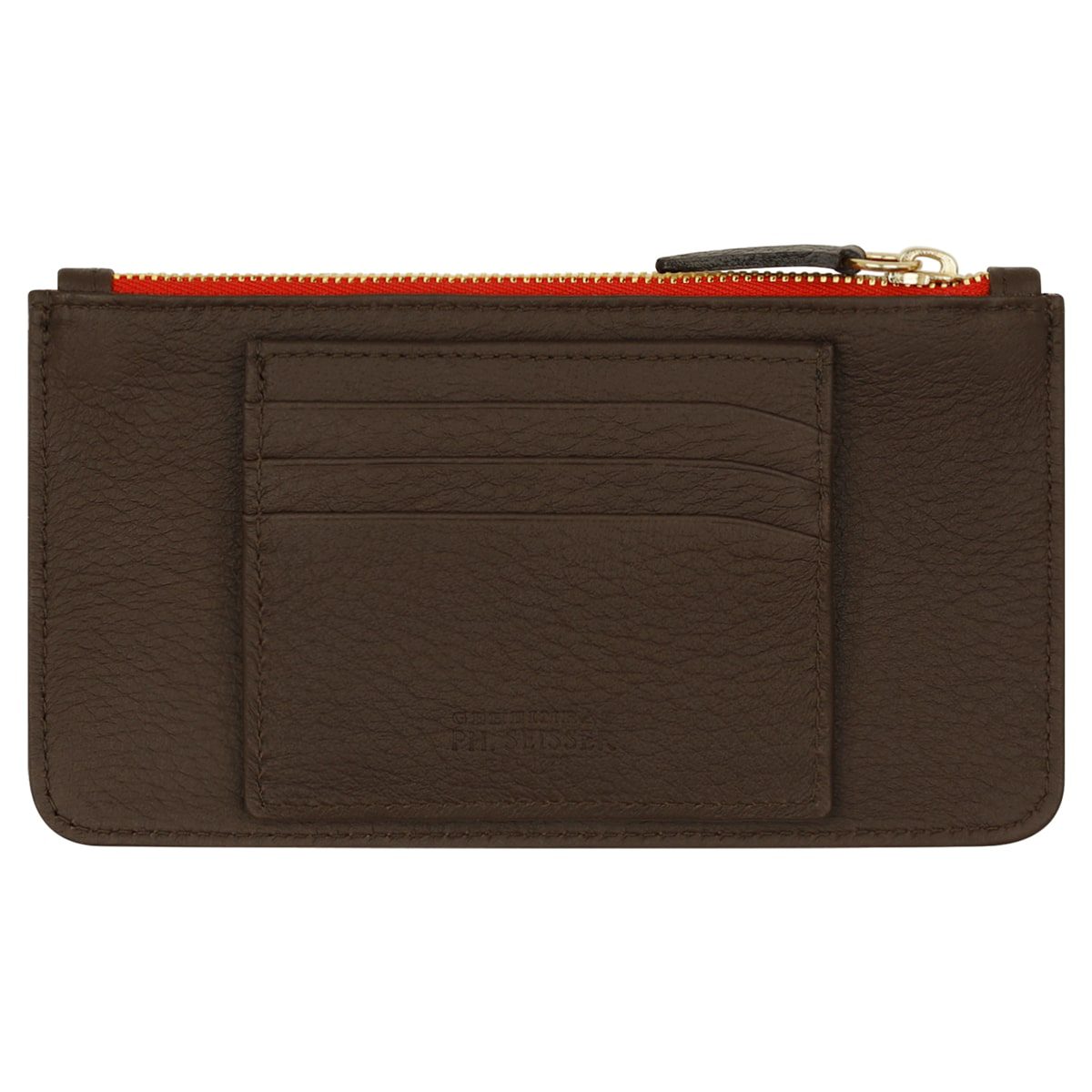 Das Reise-Set "ROMA Mini" (Braun, echter Hirsch) ist ein Kartenetui aus braunem Leder mit drei Kartenfächern auf der Vorderseite und einem Reißverschlussfach auf der Oberseite. Es ist mit einem roten Reißverschlussfutter und einem goldenen Reißverschlusszug ausgestattet.