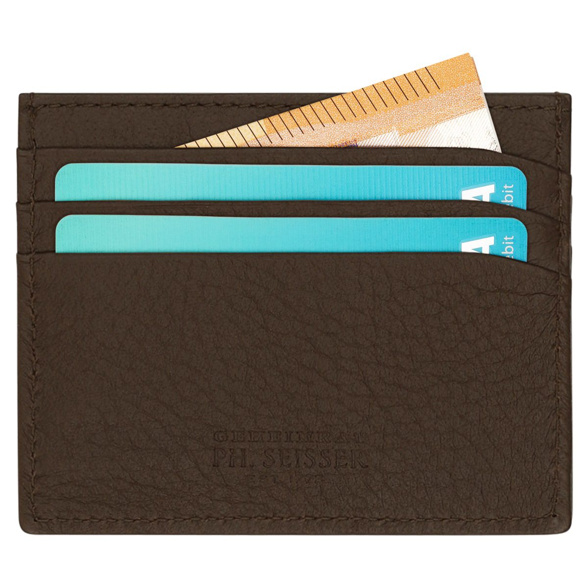 Ein Reise-Set "ROMA Mini" (Braun, echter Hirsch) Kartenhalter mit drei blauen Karten und einer gefalteten Banknote im oberen Fach. Das strukturierte Hirschleder und das geprägte Branding sind im unteren Bereich sichtbar.