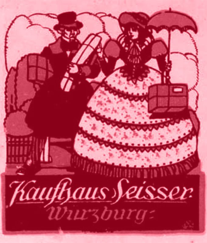 Eine Vintage-Illustration eines Mannes und einer Frau in altmodischer Kleidung, die Pakete halten, mit dem Text "Kaufhaus Seisser Würzburg" darunter. Das Bild hat einen rosa-roten Farbton.